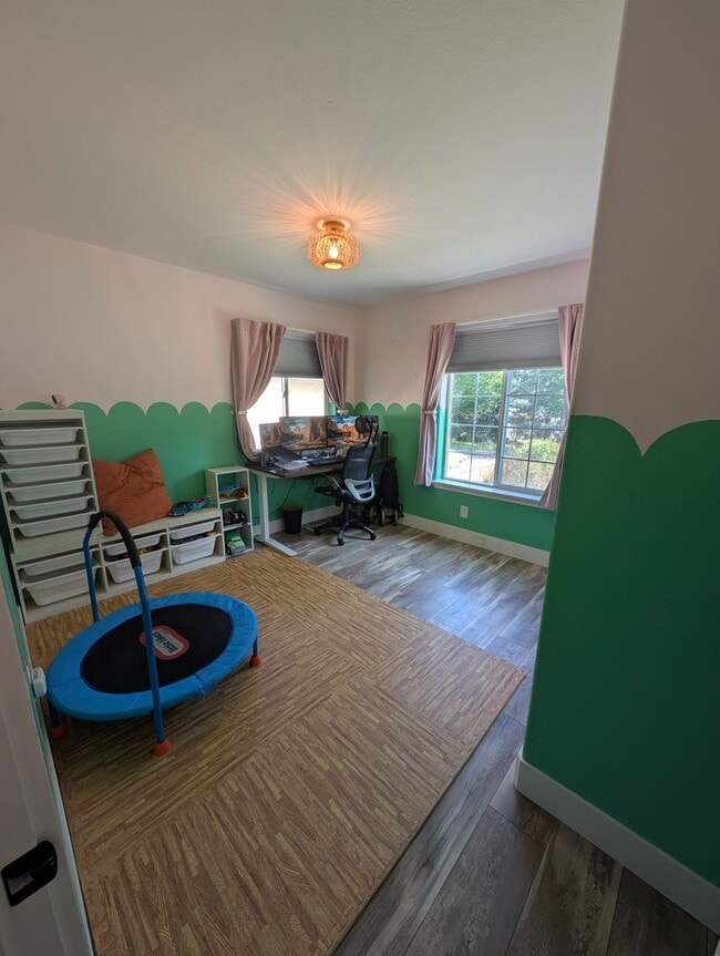 Building Photo - Beautifully Remodeled 3 Bed/2 Bath on Bend...
