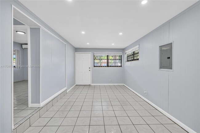 Building Photo - 319 NE 171 St
