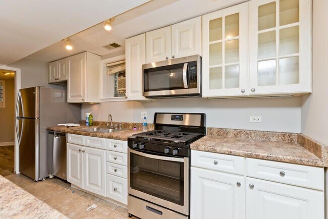 Building Photo - 2 bedroom in Chicago IL 60640
