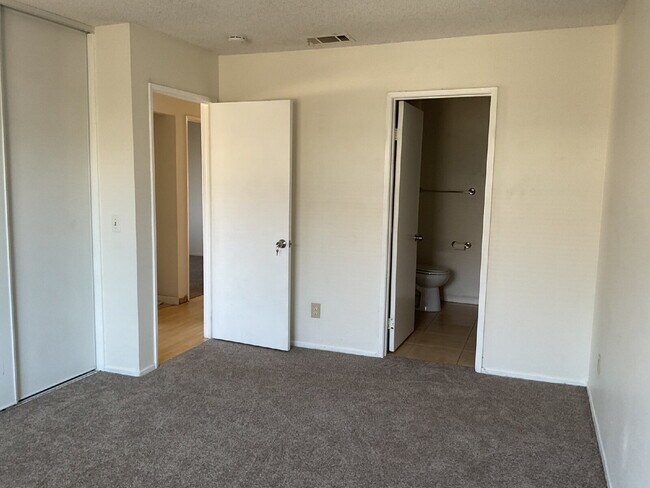 Building Photo - "Discover Coastal Living: Spacious 3-Bed, 2-Bath Townhouse