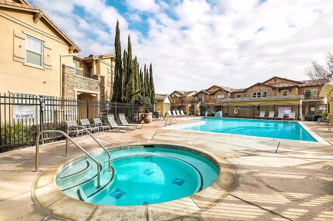 Building Photo - 3301 N Park Dr