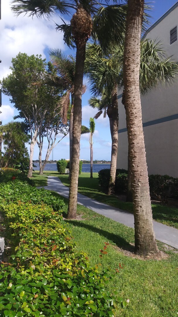 Building Photo - ONE BEDROOM ONE BATHROOM!! Waterfront Comm...