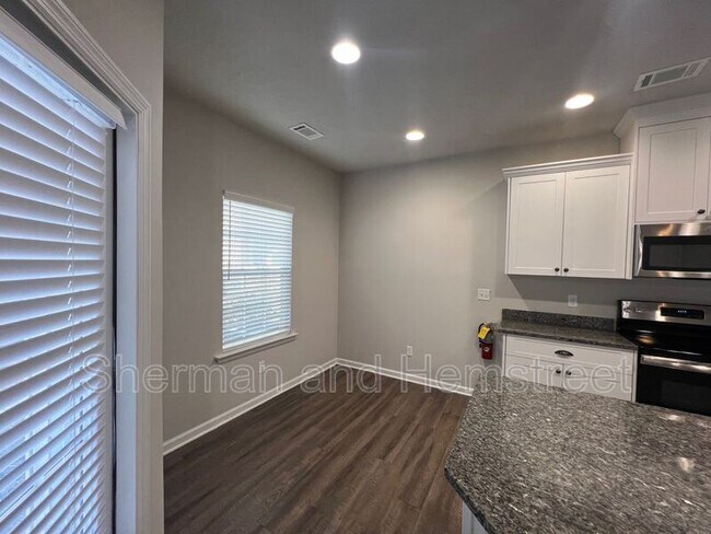 Building Photo - 744 Tarvin Cir