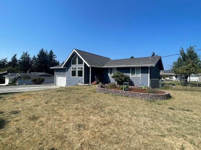 Building Photo - 3 Bedroom, Pet Friendly Home with Large Fe...