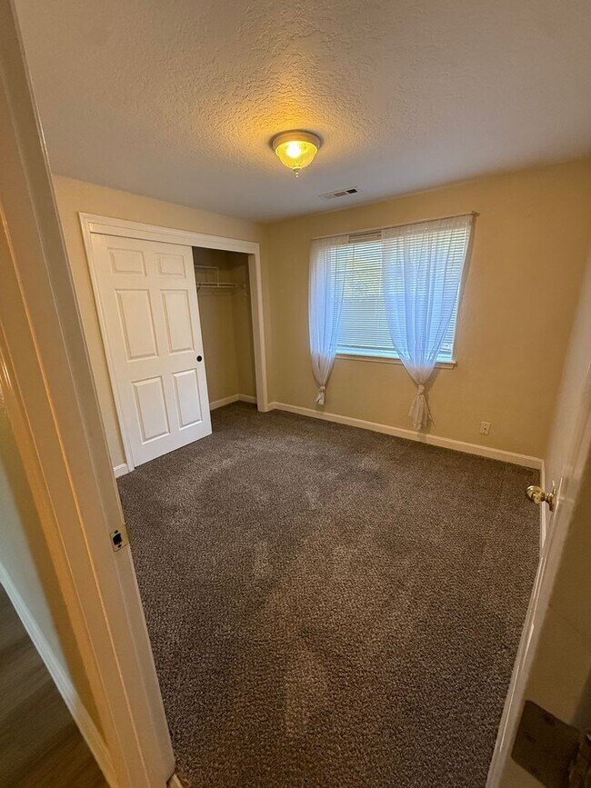 Building Photo - 522-524 Briarwood Dr.
