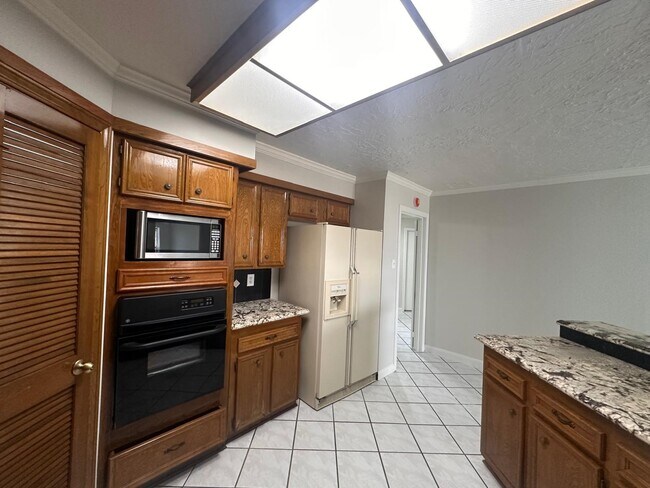 Building Photo - 219 Kings Ct