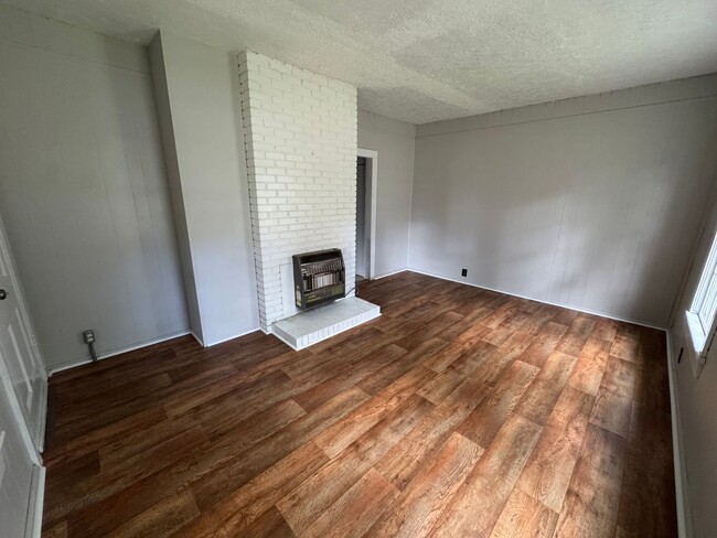 Building Photo - 2 Bedrooms- 1 Bathroom- Apartment in Lindale!