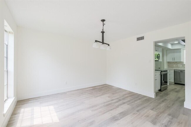 Building Photo - 1311 Sand Stone Dr