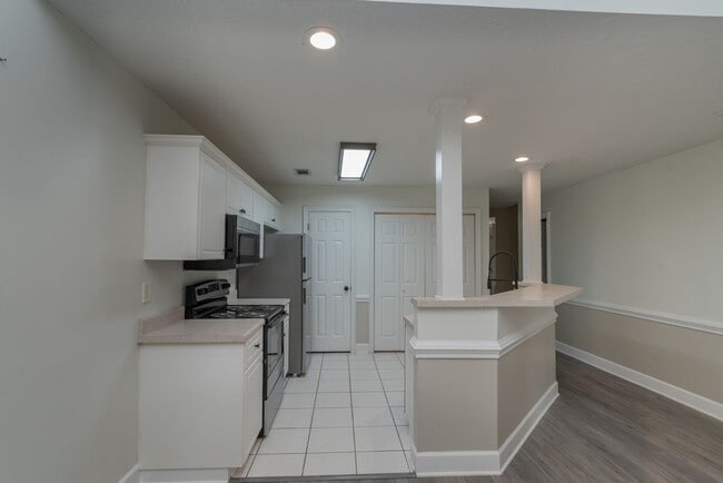 Building Photo - $1750 - Updated 3 bed/3 bath house conveniently located near Doctor's Hospital!