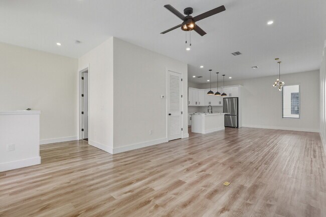 Building Photo - 3 Bedroom, 3.5 Bath Townhouse Minutes From Downtown!!!