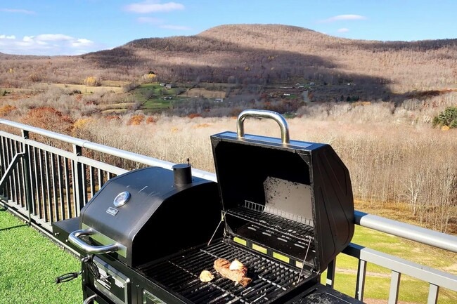 Building Photo - Modern Mountain Retreat with Rooftop Hot Tub – Flexible Lease Options