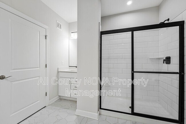 Building Photo - 3927 Fair Ridge Dr