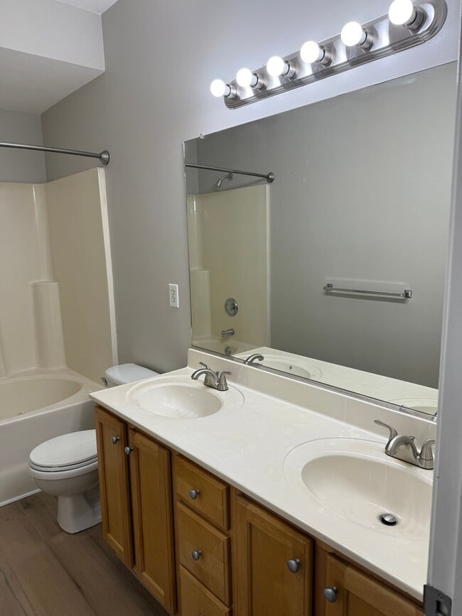 Building Photo - WOODBRIDGE POINTE