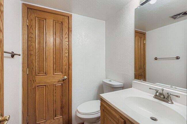 Building Photo - Stunning 3/2.5 home in Arvada!