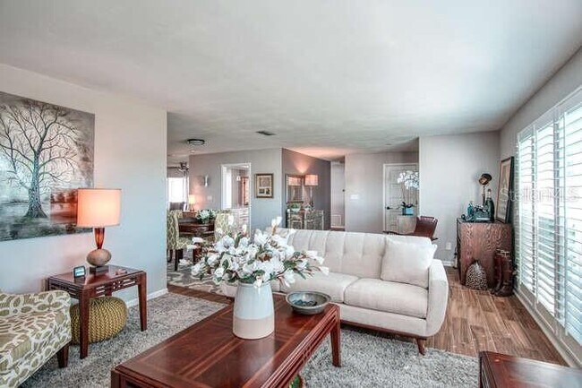Building Photo - 14665 Crown Dr