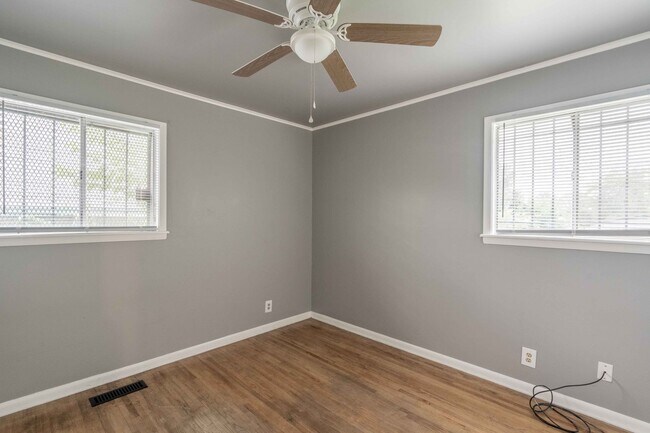 Building Photo - 3 bed/1 bath!