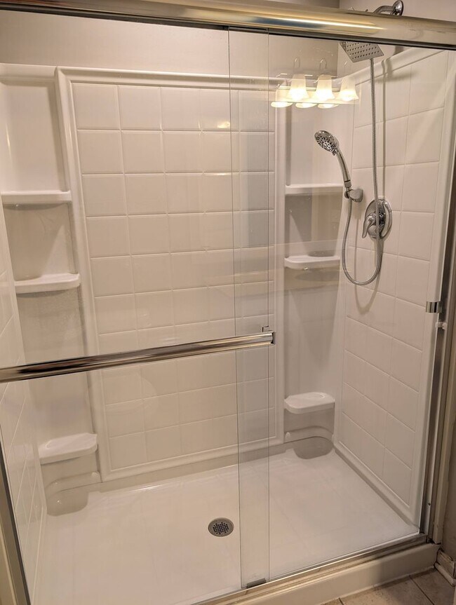 Building Photo - AVAILABLE NOW! Luxurious and Modern 3-4 Bedroom / 3.5 Bath Townhome in the Twin Lakes Community!