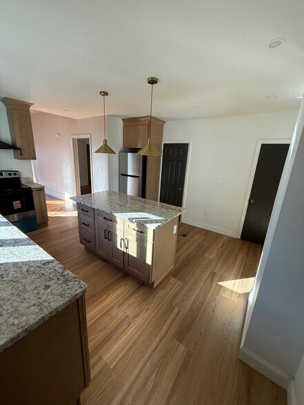 Building Photo - 62 Locust St