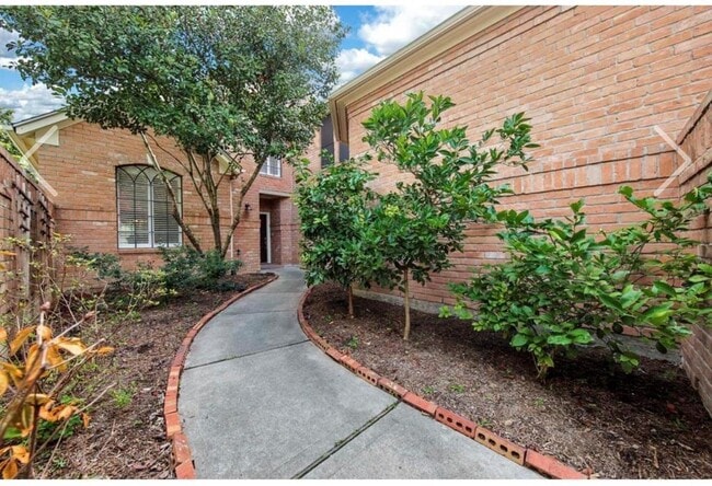 Building Photo - 6990 Oakwood Park