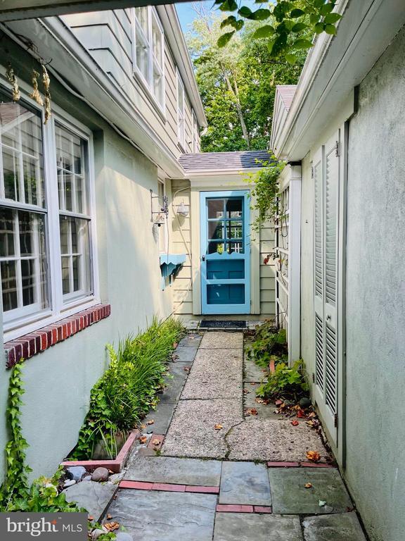 Primary Photo - 705 Pomona Ave