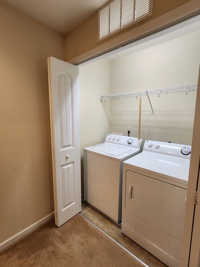 Building Photo - 3 Bedroom - Cary Townhome in Central Location!!! Close to 540 and Research Triangle Park!