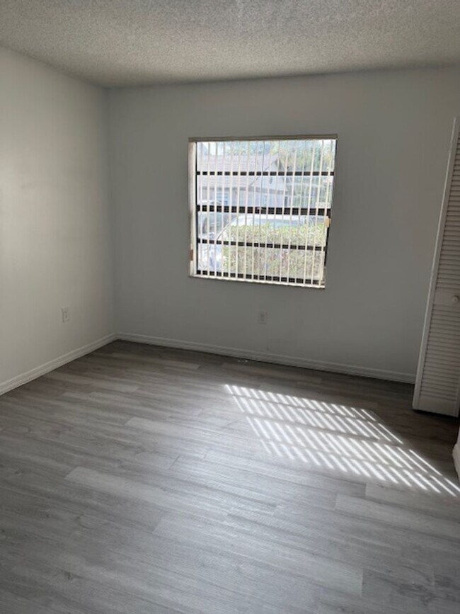 Building Photo - Large One bedroom Condo
