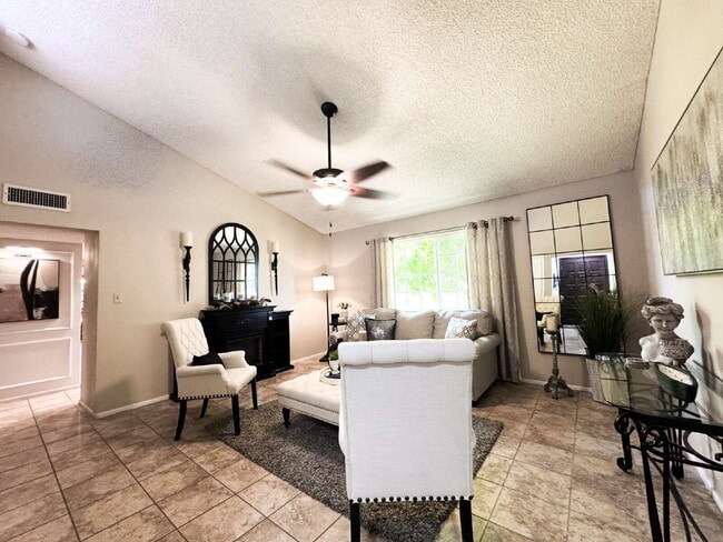 Building Photo - "Well Maintained 3 Bedroom, 2 Bathroom Pool Home in Yuma Corona!"