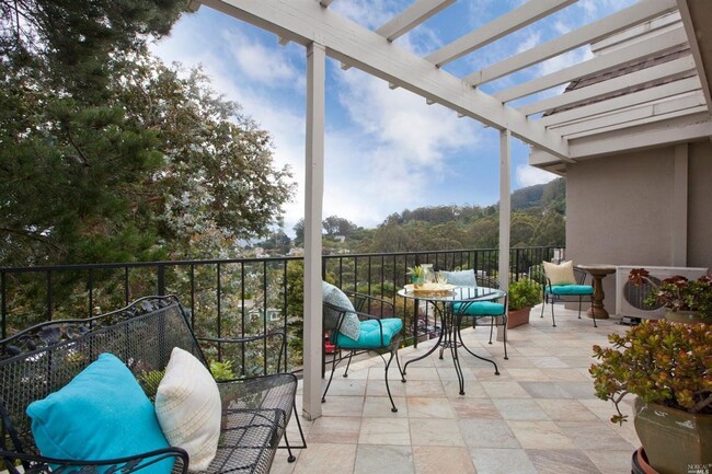 Building Photo - Updated and Bright 2 Bedroom Condo with Wr...