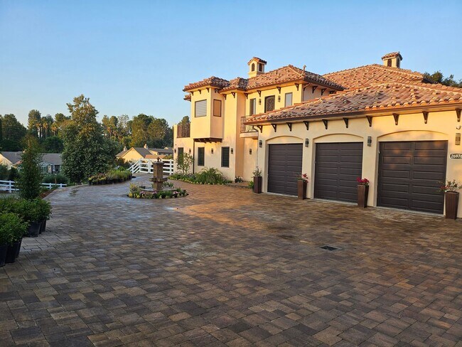 Building Photo - Exquisite 5-Bedroom Luxury Pool Home with ...