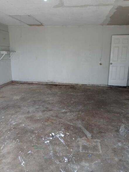 Building Photo - 1053 Western Hills Dr