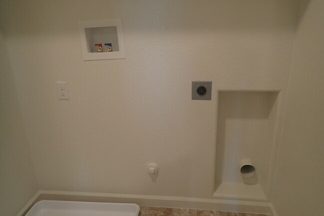 Building Photo - Gorgeous Brand New 4 bed 3 bath 2 story ho...