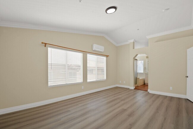 Building Photo - Stunning 4BR/3BA in Central Park Featuring Main-Level Bedroom & Bath!
