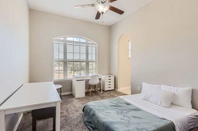 Building Photo - 21808 Esmeralda Dr