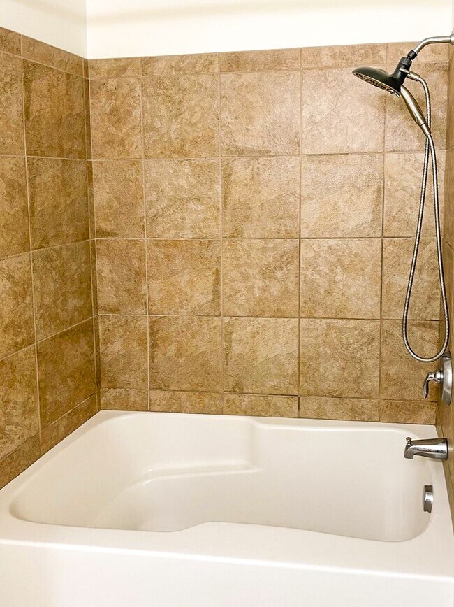 Building Photo - 21st Floor Corner Unit | Downtown Luxury Living w/ Balcony, Parking & Amenities
