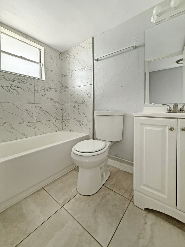 Building Photo - 2505 Hanson St