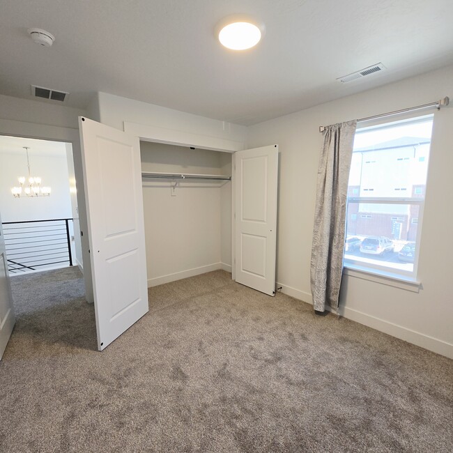 Building Photo - 4022 1100 N