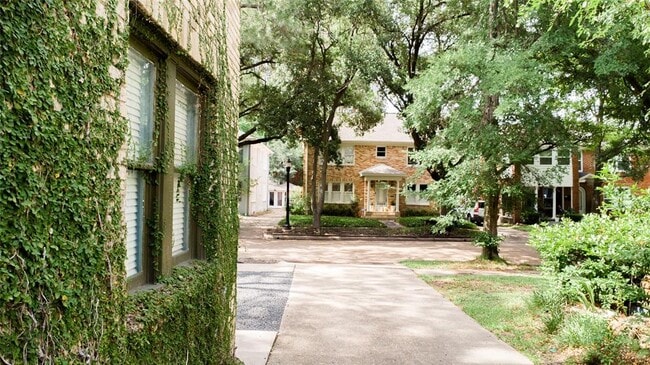 Building Photo - 1735 Albans Rd