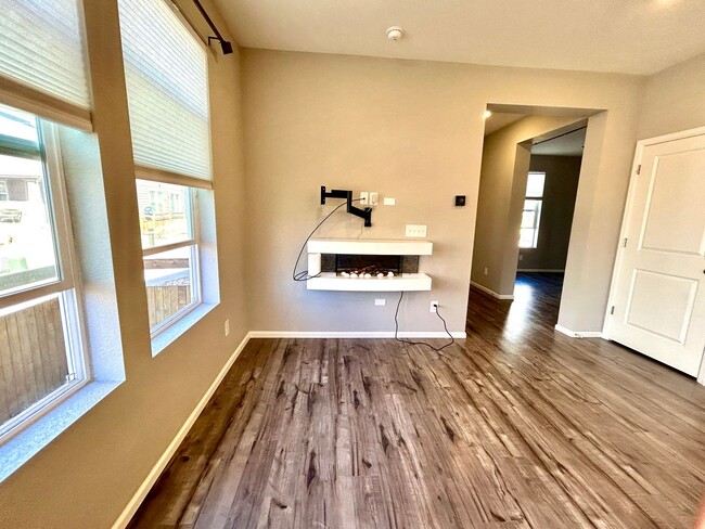 Building Photo - Better Than New! Stunning 4-year old Home Corner End-Unit with High-End Finishes