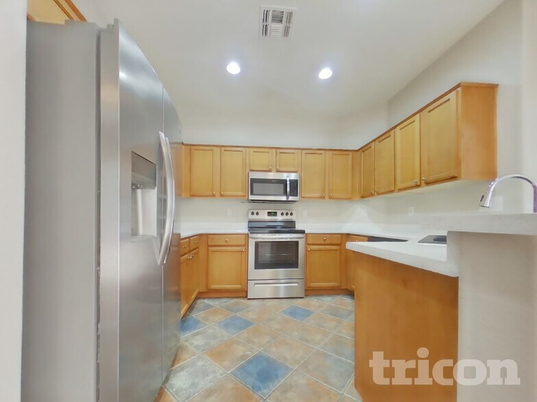 Building Photo - 12513 W Washington St