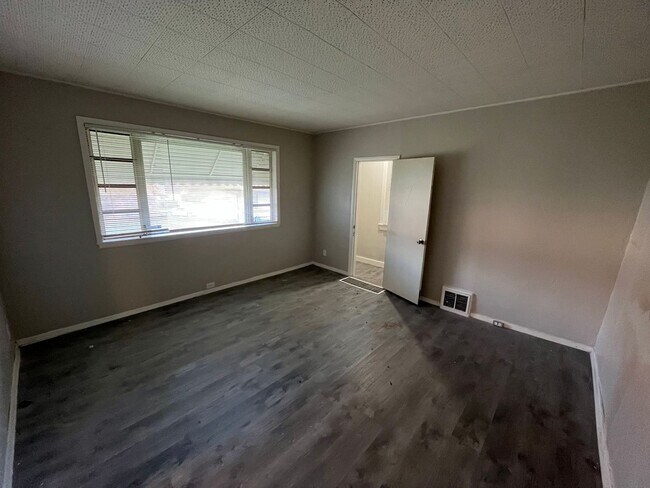 Building Photo - Renovated 3 bedroom 1 Bath with Detached G...