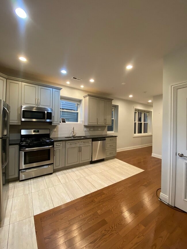 Building Photo - 1111 N Ashland Ave