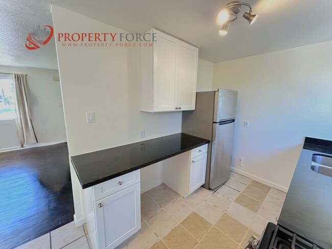 Building Photo - 2 Bedroom 1 Bath - Nicely Updated home wit...