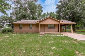 Building Photo - 107 Town and Country Dr