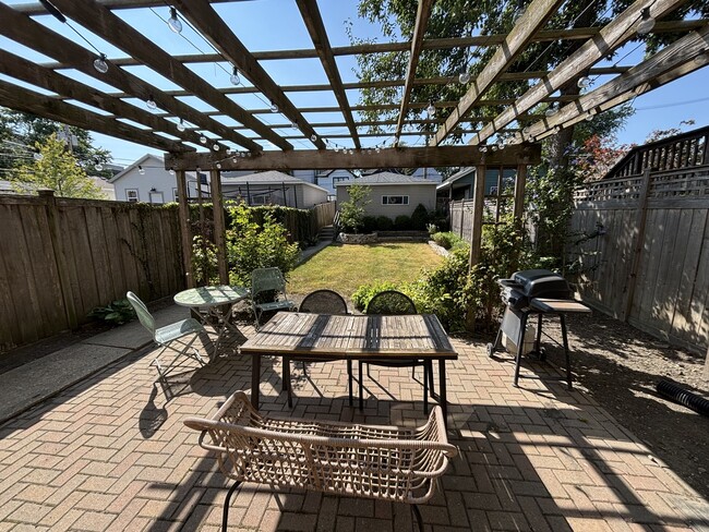 Building Photo - 2032 N Whipple St