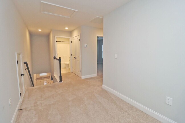 Building Photo - Fabulous 4 bedroom 2.5 Bath House ~ Minutes to Fort Jackson ~ Available June 2026!