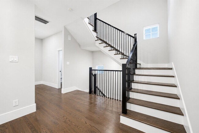 Building Photo - 1421 W 23rd St
