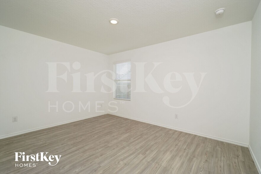 Building Photo - 2418 Double Oak Dr