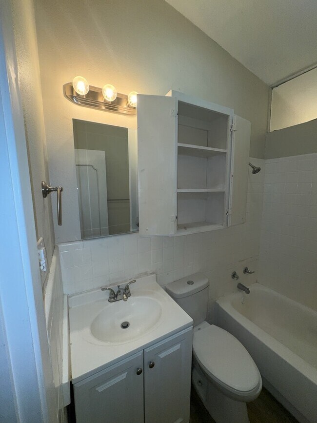 Building Photo - 3320 Ridgeland Dr