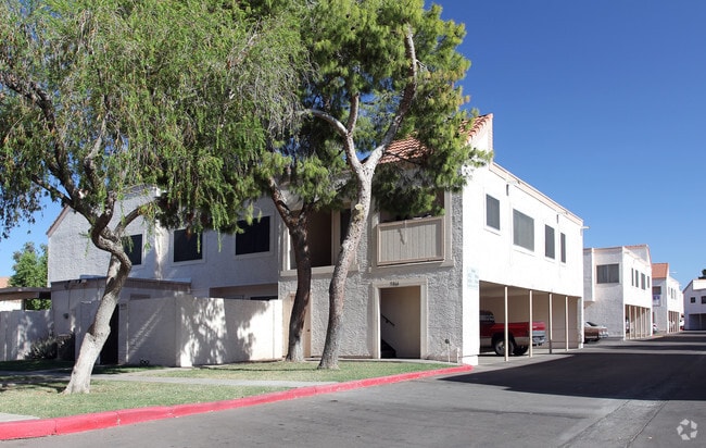Primary Photo - Por Of Hallcraft Villas West