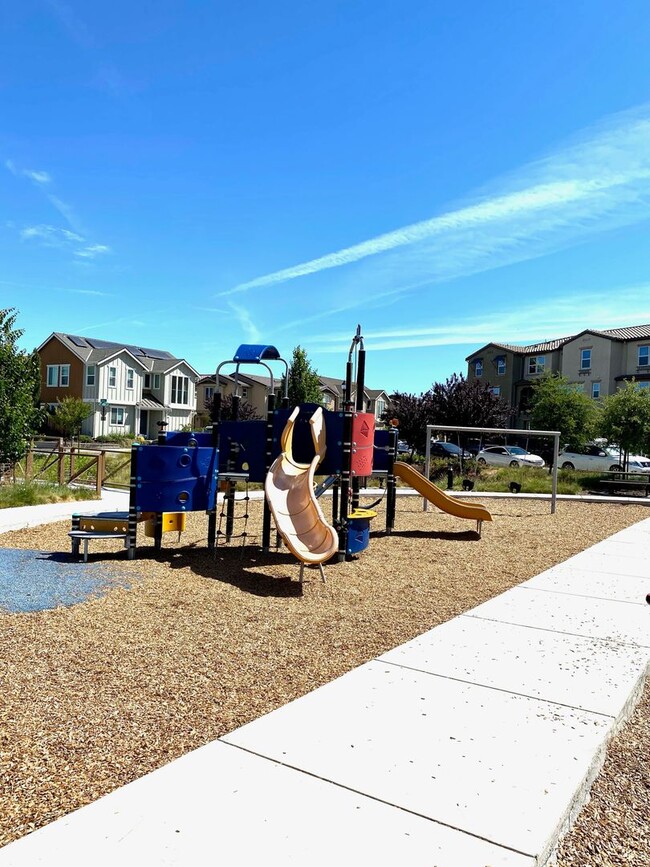 Building Photo - Livermore, Gorgeous Townhome 4 bed/3.5 bat...